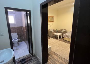 استديو بسرير مفرد وجلسة مريحة
