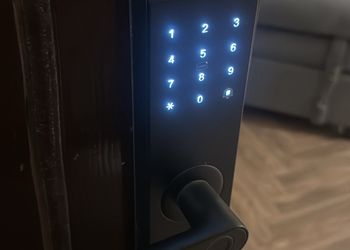 شقة بصالة أنيقة وغرفتين نوم 