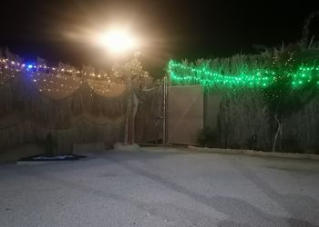 مخيم ببيت شعر وألعاب أطفال 