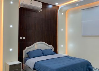 شاليه انيق ومسطح اخضر واسع