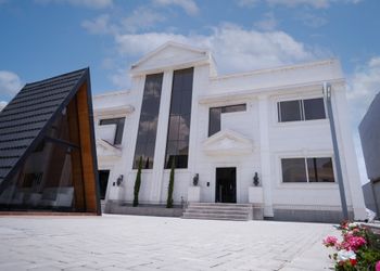 منتجع فندقي بمسبح