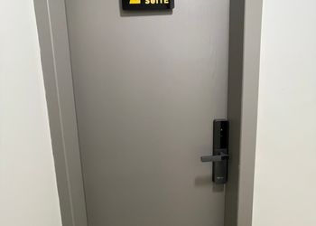 استديو بأثاث مريح وبسيط 