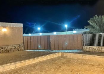 شاليه بجلسة خارجية وألعاب أطفال