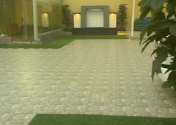 شاليه بجلسة خارجية ومسبح 