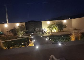 شاليه بمسطح اخضر وجلسة خارجية