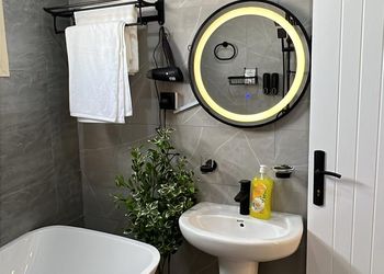 استديو بسرير ماستر وجلسه جانبيه