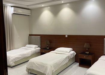 شاليه بمسطح اخضر وجلسة خارجية 