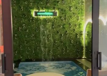 شاليه بمسطح اخضر وجلسة خارجية 