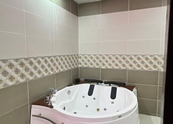 شاليه بمسطح اخضر ومسبح 