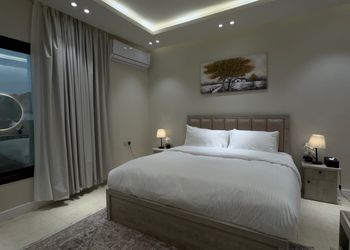 شقة بصالة مريحة وغرفتين نوم 