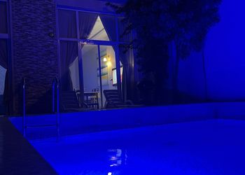 شاليه بالعاب مائية ومسطح اخضر
