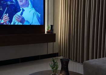 شقة بتصميم مودرن وغرفة نوم 