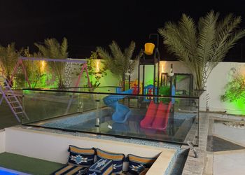 شاليه بجلسة مطلة على مسبح 