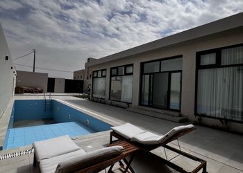 شاليه بمجلس وفناء خارجي 