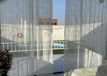 شاليه بجلسة خارجية مطلة على مسبح
