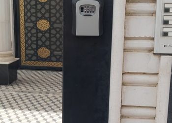 شقة بغرفة معيشة وغرفتين نوم 