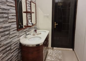 غرفة بسرير ماستر وجلسه جانبيه 
