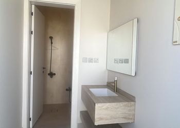 شاليه بجلسة خارجية ومسطح اخضر