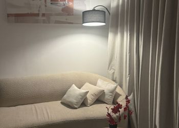 استديو بسرير ماستر وجلسه جانبيه