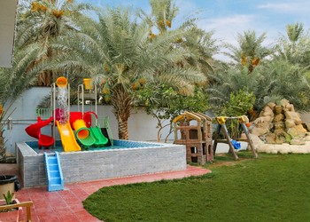استراحة بجلسة مطلة على مسبح 