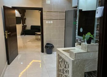 استراحة بمجلس واسع وفناء خارجي 