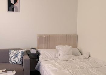 استديو بسرير ماستر وأثاث مريح 