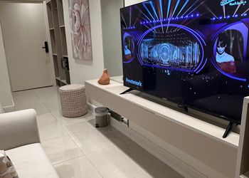 استديو بأثاث مريح وبسيط 