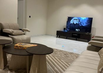 شقة بصالة جلوس وغرفتين نوم