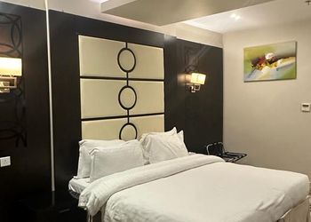 استديو بأثاث مريح وبسيط 