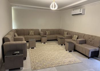 شاليه بجلسة خارجية و مسطح اخضر