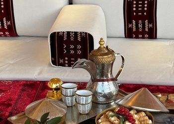 شاليه بجلسة تطل على مسبح خارجي 