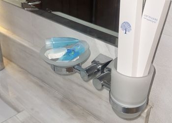 شقة بصالة جلوس وغرفتين نوم 