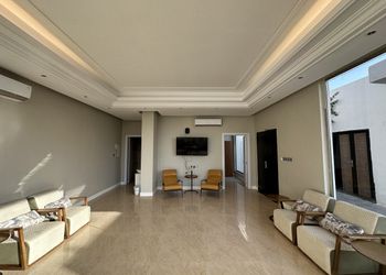 شاليه بمسطح اخضر و مسبح