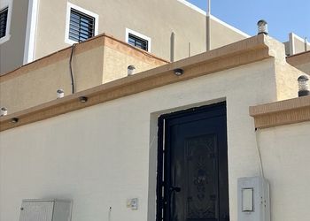 شاليه بصالة مطلة على المسبح 