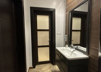 شاليه بألعاب أطفال ومسبح خارجي