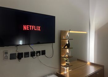 استديو بسرير ماستر وأثاث مريح 