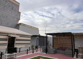شاليه بمسطح اخضر وجلسة خارجية