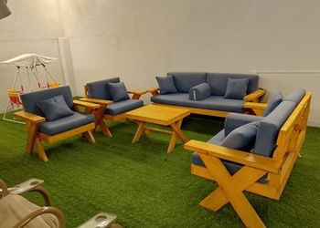 شاليه بمسطح اخضر وجلسة خارجية