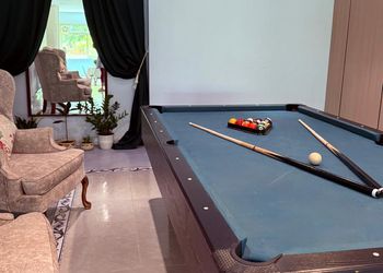 شاليه بمسطح اخضر ومسبح 