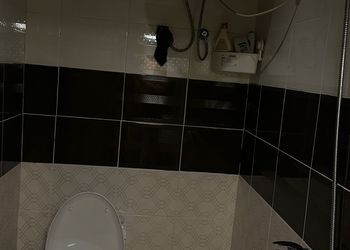 استديو بأثاث مريح وبسيط 