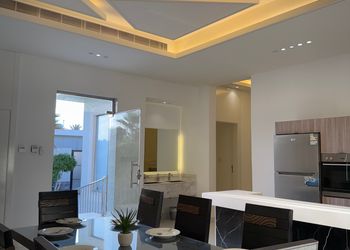 شاليه بمسطح اخضر وجلسة خارجية