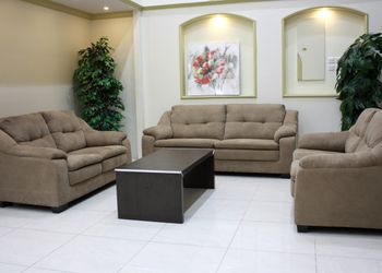 غرفة بسرير ماستر  ودورة مياة 