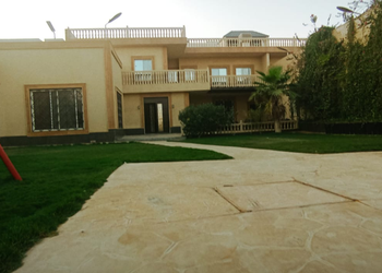 شاليه بمسطح اخضر وجلسة خارجية