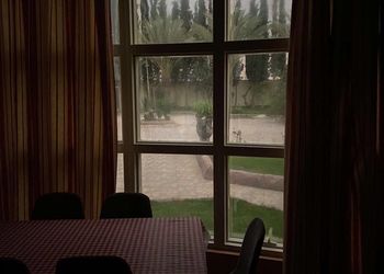مزرعة بمسطحات خضراء وجلسة خارجية