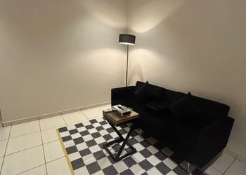 استديو بأثاث مريح وبسيط