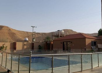 مزرعة بمسطح اخضر و مسبح