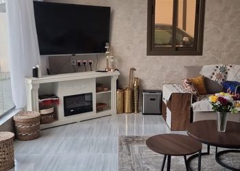 شاليه بمسطح اخضر وجلسة خارجية 