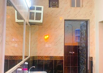 شاليه بمسطح اخضر والعاب اطفال 