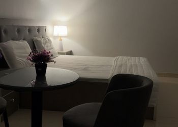 استديو بسرير ماستر وجلسة جانبية 