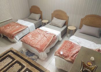 شقة بصالة وثلاث غرف نوم